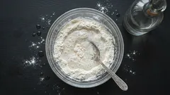 Míchání mouky a octa: proč se to doporučuje a jak to využít v domácnosti?