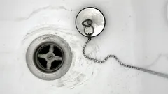 Co dělat, když je v koupelně nebo v kuchyni cítit zápach z kanalizace?