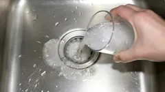 Už žádný ocet ani jedlá soda: stačí půl sklenice tohoto prostředku a uvolníte jakýkoli ucpaný odtok v umyvadle.