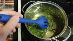 Proč doma vařit větvičku rozmarýnu a k čemu slouží