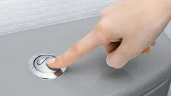 Moderní toalety mají už dávno dvě tlačítka na splachování, ale mnoho lidí stále neví, v čem se liší.