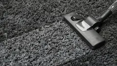 Posypte koberec touto kuchyňskou ingrediencí a vysajte – bude vonět a vypadat jako nový.